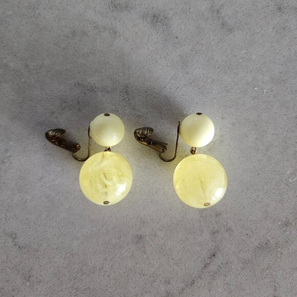VINTAGE GERMAN YELLOW CLEAR SWIRL MARBLE AND OPAQUE BALL DROP CLIP-ON EARRINGS - Picture 6 of 11